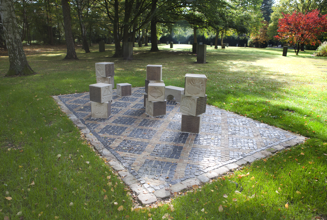 Namenlose Grabstätte für die Kinder polnischer, russischer und ukrainischer Zwangsarbeiter auf dem Friedhof Hannover-Seelhorst, 2005.