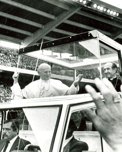 Jan Paweł II na stadionie w Gelsenkirchen, 1987 r.