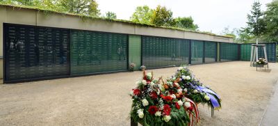 Miejsce Pamięci w dzień otwarcia - Szklana bryła stanowi dominującą cześć pomnika wraz z utrwalonymi na nich nazwiskami zamordowanych. 