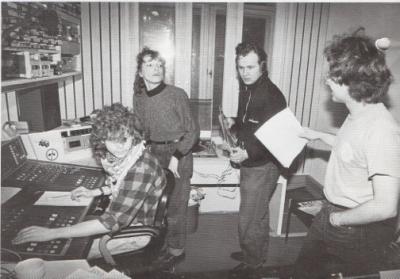 Pokój redakcyjny Radia 100 po polsku - Potsdamer Straße, Berlin-Schöneberg, 1990 r. Od lewej: Bartłomiej Skrobecki, Sylwia Wiśniewska, N.N., Jacek Tyblewski 