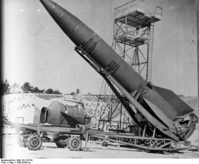 2. Rakieta V-2 na wyrzutni w Peenemünde - Rakieta V-2 na wyrzutni w Peenemünde.