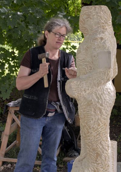 Roswitha Schaab - Absolwentka wydziału rzeźby w Akademii der Kunste w Berlinie (UdK). Mieszka i pracuje w Berlinie. Jej ulubionym materiałem jest drewno i kamień. 