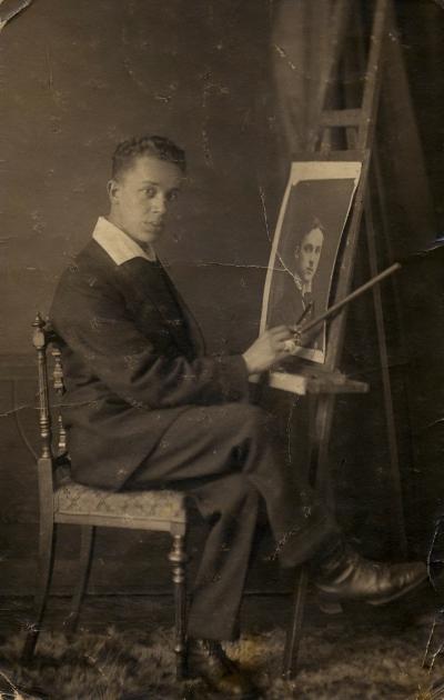 Abb. 1: J.D. Kirszenbaum, 1920 - J.D. Kirszenbaum beim Zeichnen eines Porträts, 1920. Fotografie, im Besitz der Familie