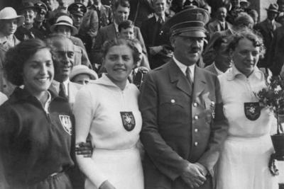 Das berühmte Foto der Speerwerferin mit Adolf Hitler, Berlin 1936 - Das berühmte Foto der Speerwerferin mit Adolf Hitler und den deutschen Teilnehmerinnen an diesem Wettkampf, Berlin 1936.  