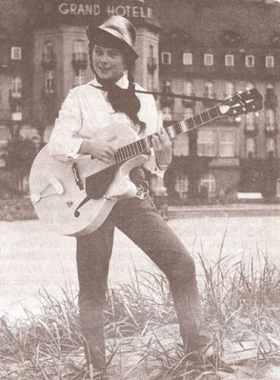 Karin Stanek przed Grand Hotelem w Sopocie - Karin Stanek przed Grand Hotelem w Sopocie, 1962 r.