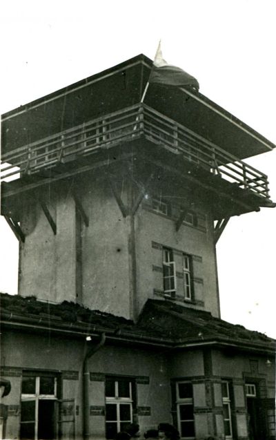 Polska flaga na wieży w Maczkowie (?) albo Meppen - 1945 r.