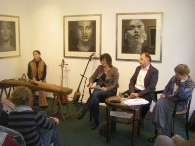 Wieczór poezji Marka Pelca, galeria PoKuSa, Wiesbaden, 2017 r. - Tuya Jambaldoori, Ewa Hartmann, Marek Pelc, Joanna Manc