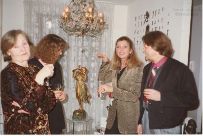 Spotkanie w konsulacie RP w Monachium - Współpracownicy Radia Wolna Europa, z prawej Leszek Żądło, obok Barbara Kwiatkowska-Lass, 12.12.1992 r. 