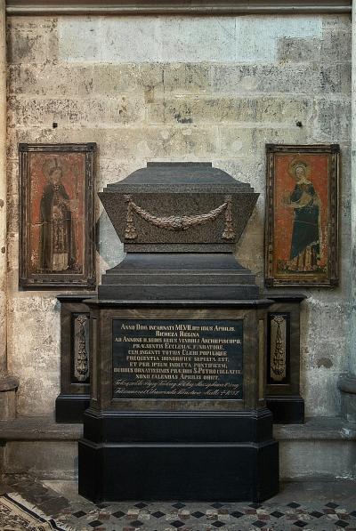 Grobowiec ścienny błogosławionej Rychezy (ur. ok. 996, zm. 1063), królowej Polski - Grobowiec ścienny błogosławionej Rychezy (ur. ok. 996, zm. 1063), królowej Polski, około 1820 r., drewniany sarkofag zdobiony klasycystycznymi festonami, portrety całopostaciowe biskupa Anno II (po lewej) i Rychezy (po prawej), olej na łupku, XIV w., kapl 