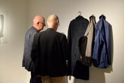 Roland Schefferski, Jarosławs Kleider, 2019 - Einblick in den Ausstellungsbeitrag von Roland Schefferski im Rahmen der fünften Gruppenausstellung zum 100-jährigen Bauhaus-Jubiläum in der Galerie Bernau.