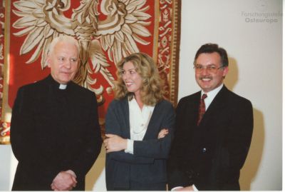 Spotkanie w konsulacie RP w Monachium - Od lewej: ks. Tadeusz Kirschke, Barbara Kwiatkowska, N.N., marzec 1993 r. 