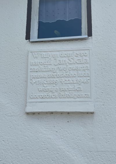 Gedenktafel an Skalas Geburtshaus in Nebelschütz (Njebjelčicy) - Gedenktafel an Skalas Geburtshaus in Nebelschütz (Njebjelčicy), 2023 