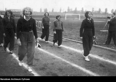 Leichtathletikmannschaft der Frauen der Stadt Łódź vor den Wettkämpfen, 1934 - Leichtathletikmannschaft der Frauen der Stadt Łódź vor den Wettkämpfen von 1934, erste Reihe: Jadwiga Wajsówna und Maria Kwaśniewska (rechts).  
