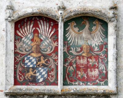 Herb sojuszu Jerzego Bogatego z Bawarii-Landshut (po lewej) i Jadwigi Jagiellonki (po prawej) - Herb sojuszu Jerzego Bogatego z Bawarii-Landshut (po lewej) i Jadwigi Jagiellonki (po prawej), brama zamkowa w Burghausen, ok. 1475.  