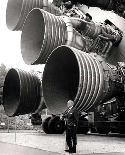14. Wernher von Braun przy rakiecie Saturn V  - Wernher von Braun przy rakiecie Saturn V, która wyniosła Nilsa Armstronga na Księżyc. Centrum Lotów Kosmicznych w Alabamie. Prawdopodobnie 1969 rok. 
