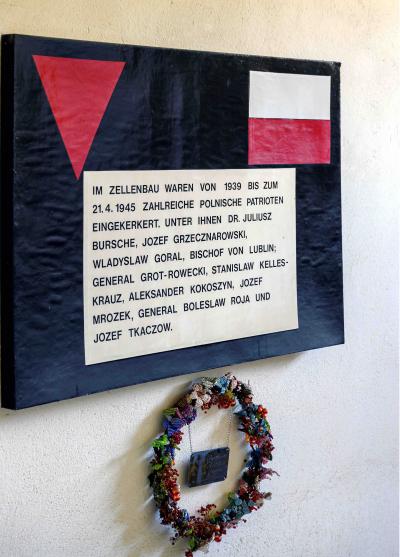 Zellenbau, imienna tablica - Zellenbau, imienna tablica informująca o więzionych tu w latach 1939 - 1945 Polakach.