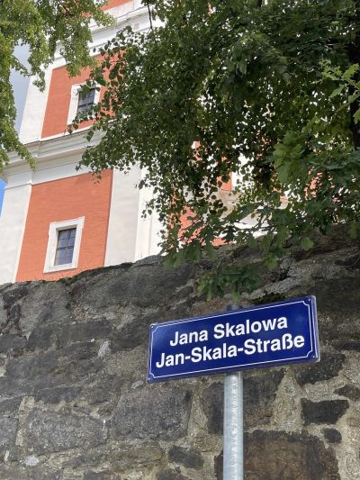 Jan-Skala-Straße (Jana Skalowa) - Jan-Skala-Straße (Jana Skalowa) in unmittelbarer Nähe seines Geburtshauses in Nebelschütz (Njebjelčicy), 2023 