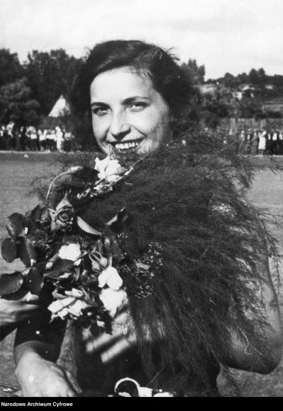 Maria Kwaśniewska mit einem Blumenstrauß - Maria Kwaśniewska mit einem Blumenstrauß, kurz nachdem sie den polnischen Rekord im Speerwurf aufgestellt hat.  