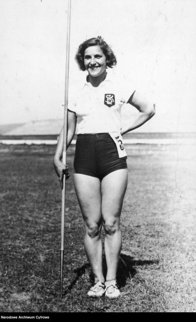 Maria Kwaśniewska with her javelin, 1935 - Maria Kwaśniewska with her javelin, 1935. 