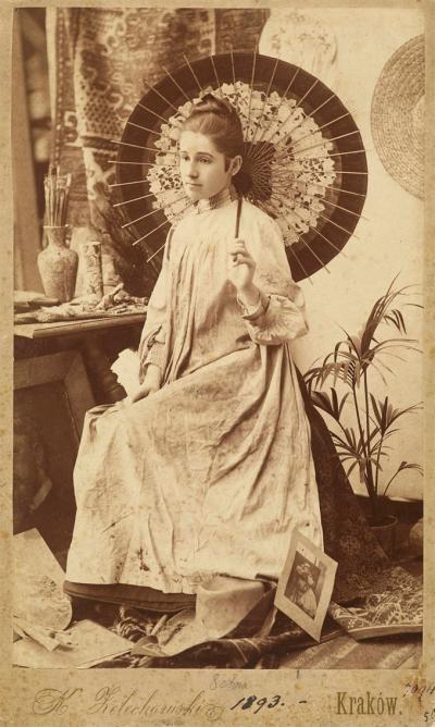Zdj. nr 16: Olga Boznańska, 1893 - Kasper Żelechowski (1863-1942), Portret Olgi Boznańskiej z japońską parasolką, Kraków 1893, odbitka na papierze albuminowym, 18,4 x 11,5 cm
