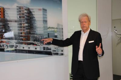 Wojtek Grabianowski vor dem Modell des Audi-Gebäudes - Wojtek Grabianowski vor dem Modell des Audi-Gebäudes