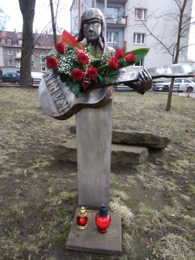 Karin Stanek, Skulptur von Jacek Wichrowski - Auf dem nach der Sängerin benannten Platz in Bytom (Beuthen)