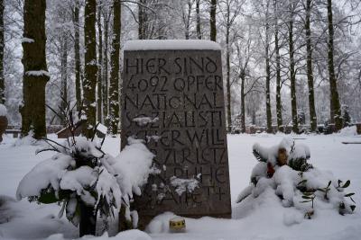 Kamień pamiątkowy informujący o pochowanych ofiarach KL Dachau - Kamień pamiątkowy informujący o pochowanych ofiarach KL Dachau na Cmentarzu Am Perlacher Forst, Monachium 