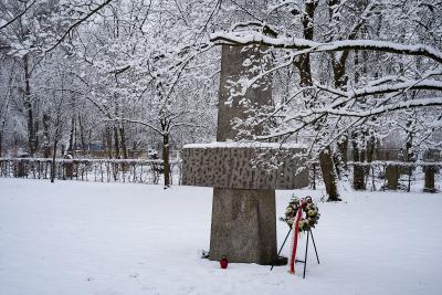 Pomnik na Cmentarzu Am Perlacher Forst, Monachium - Pomnik upamiętniający zmarłych robotników przymusowych, jeńców wojennych oraz byłych więźniów obozów koncentracyjnych („Displaced Persons“) 