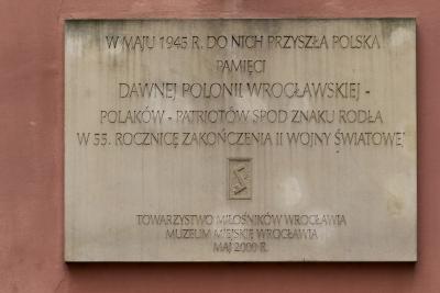 Tablica pamiątkowa we Wrocławiu  - Tablica pamiątkowa we Wrocławiu upamiętniająca 55. rocznicę zakończenia II wojny światowej.
