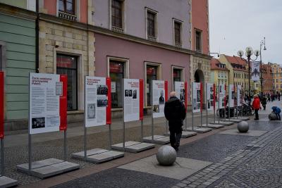 Öffentliche Ausstellung über die Polonia in Breslau - Ausstellung im öffentlichen Raum über die Polonia in Breslau, organisiert durch das Zentrum für "Zukunft und Gedenken" (Ośrodek Pamięć i Przyszłość) in Breslau.
