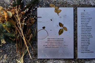 Grabstätte von 96 ermordeten Insassen des Stadelheimer Gefängnisses - Grabstätte von 96 ermordeten Insassen des Stadelheimer Gefängnisses. Auf dem 1996 freigelegten Stein wurden die Namen aller Opfer angebracht. Friedhof Am Perlacher Forst, München. 
