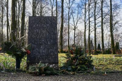 Miejsce pochówku ofiar obozu KL Dachau - Miejsce pochówku ofiar obozu KL Dachau. Kamień pamiątkowy. Cmentarz Am Perlacher Forst, Monachium 