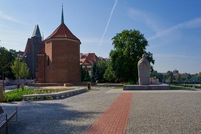 Kościół św. Marcina we Wrocławiu z pomnikiem Jana XXIII - Kościół św. Marcina we Wrocławiu z pomnikiem Jana XXIII.