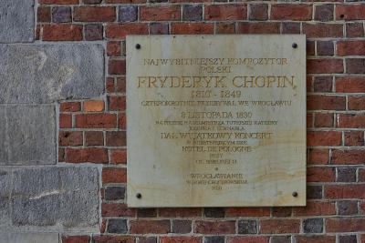 Tablica upamiętniająca koncert Fryderyka Chopina - Tablica na katedrze upamiętniająca koncert Fryderyka Chopina we Wrocławiu.