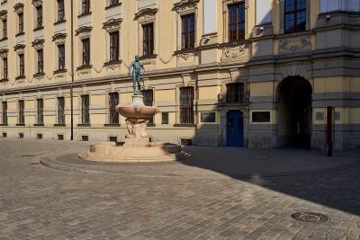 Pomnik Szermierza - Fontanna „Szermierz” na placu przed Uniwersytetem Wrocławskim.