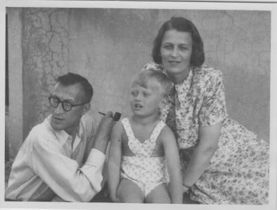 Krzyś z rodzicami, 1947 - Pięcioletni Krzyś z rodzicami: Marią i Janem Meyerami w rodzinnym domu w Krakowie (lato 1947). 