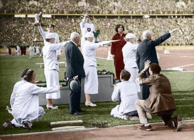 Olympische Medaillenzeremonie, Berlin 1936 - Olympische Medaillenzeremonie, Maria Kwaśniewska auf dem Podium rechts, Berlin 1936. 