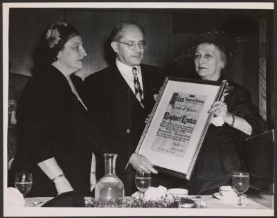  Kobiety ze Stowarzyszenia Imigrantów Żydowskich wręczają Lemkinowi dyplom uznania. - 1951 r., autor nieznany 