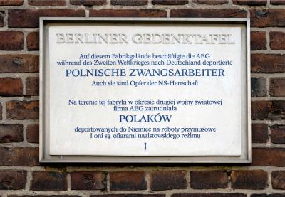 Tzw. "Berliner Gedenktafel / Berlińska Tablica Pamięci". - Nad jednym z wejść do zakładów AEG (dziś: Gustav-Meyer-Allee 25). 