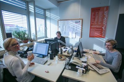 Redakcja COSMO Radio po polsku - Podczas przygotowywania audycji w pokoju redakcyjnym. Od lewej: Monika Sędzierska, Tomasz Kycia, Monika Stefanek. Berlin, 2017 r.  