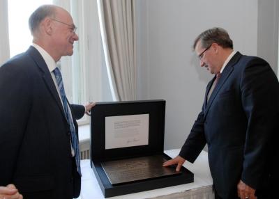 The "Solidarność" commemorative plaque - The President of the Bundestag Prof. dr. Norbert Lammert, (left), and his counterpart, the Speaker of the Parliament of the Sejm of the Republic of Poland, Bronisław Komorowski, (2nd from left), unveil together the "Solidarność" commemorative plaque. The  