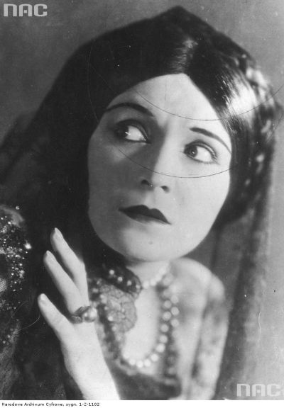 Fotografia portretowa z 1925 roku - Pola Negri, polska aktorka teatralna i filmowa, międzynarodowa gwiazda kina niemego - fotografia portretowa z 1925 roku. 