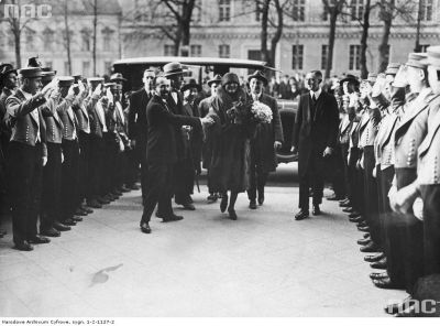 Hotel Adlon in Berlin - Pola Negri wird durch die Mitarbeiter vor dem Hotel empfangen. Das Foto entstand in den Jahren 1930 - 1936. 