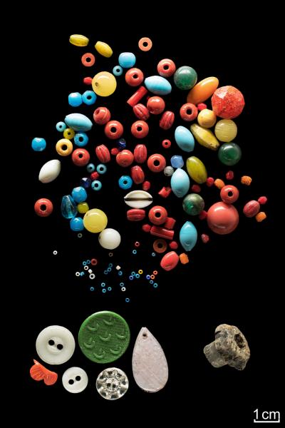 Pearls, buttons, bobbin fragments - Pearls, buttons, bobbin fragments. Find spot: Warstein. 