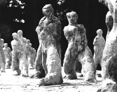 Abb. 23: Gruppe 93, 1986 - (auch: Kleine Schreitende) Bronze, Höhe 23 bis 30 cm.
