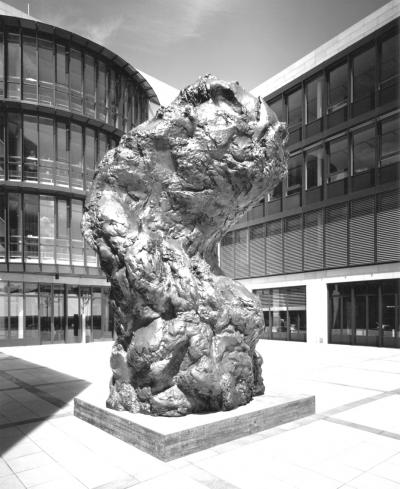 ill. 24: Foot in Bendern, 1996 - Bronze, height: 515 cm.
