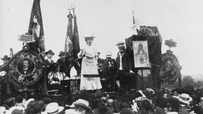 Während ihrer Rede auf dem Internationalen Sozialistenkongress in Stuttgart - Rosa Luxemburg, August 1907.