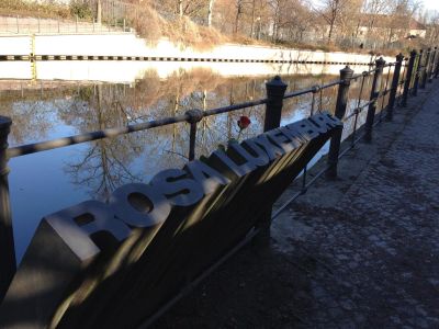 Denkmal für die ermordete Rosa Luxemburg - Am Fundort ihrer Leiche am Landwehrkanal, Katharina-Heinroth-Ufer an der Lichtensteinbrücke in Berlin Tiergarten 