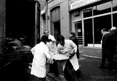 Wrocław, dostawa mięsa do sklepu, 1980 rok - Wrocław, dostawa mięsa do sklepu, 1980 rok.