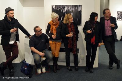 Fotoausstellung von Jarek Lukaszewiczs „Berlin-Jeruzalem-Łódź”, Wiesbaden 2014 - von rechts: Andrzej Klamt (Halbtotal Filmproduktion), Barbara Ahlfeldt (Künstlerin und Galerieberaterin), Elisabeth Springer-Heinze, unbek., Elik Plichta (Radio Darmstadt), unbek.